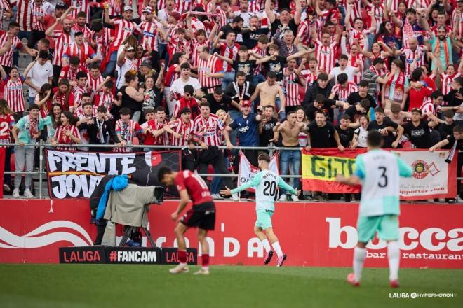 Mario González celebra su gol con la afición del Sporting desplazada en Anduva (Foto: LaLiga).