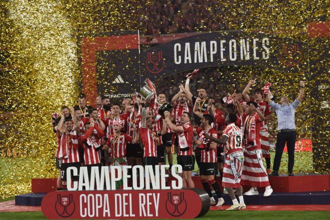 Muniain levanta el título de Copa del Rey en La Cartuja (Foto: Kiko Hurtado).