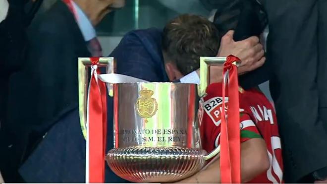 Iribar abraza a Muniain después de que el Athletic gane la Copa del Rey (Foto: RTVE).
