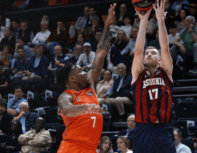 Valencia Basket arrasa al Baskonia en el debut de Xavi Albert