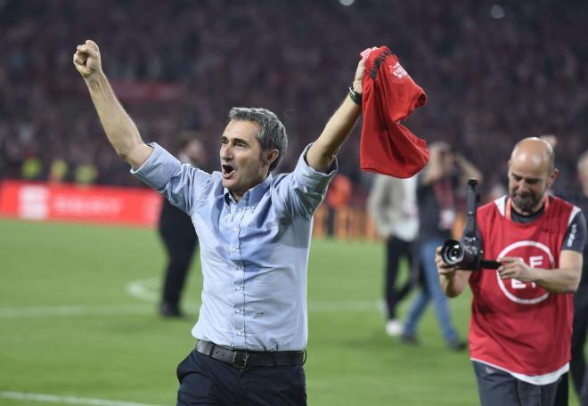 Ernesto Valverde celebra la Copa en La Cartuja con una camiseta especial, por su fallecido amigo Jon Ordorika, en la mano (Foto: Kiko Hurtado).