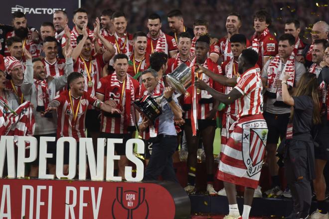 Valverde celebra con sus futbolistas la Copa del Rey en el césped de La Cartuja (Foto: Kiko Hurtado).
