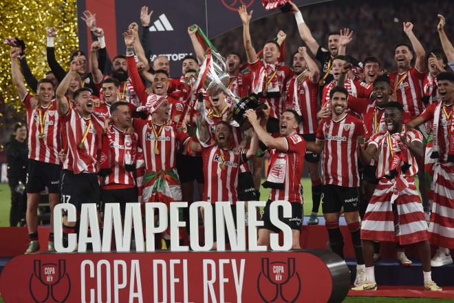 Los jugadores del Athletic Club levantan la Copa del Rey 2024 (foto: Kiko Hurtado).