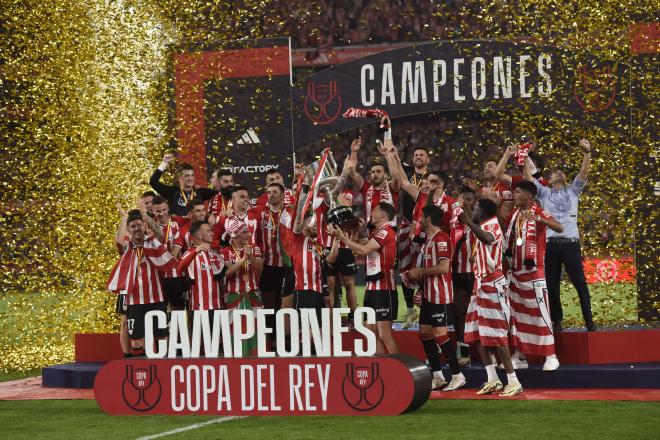 El Athletic celebra el título de Copa logrado en La Cartuja (Foto: Kiko Hurtado).