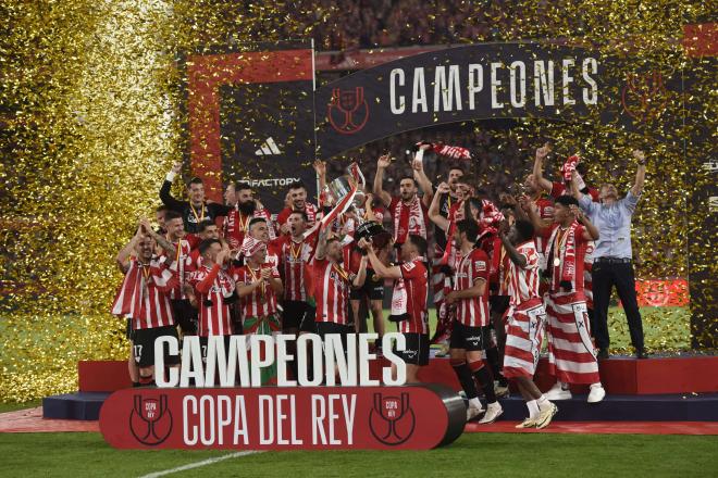 El Athletic levanta el título de campeón de la Copa del Rey (Foto: Kiko Hurtado).