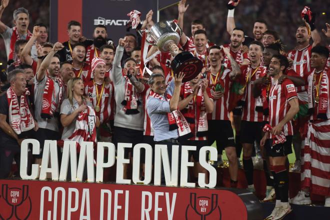 El Athletic celebra el título de Copa del Rey en 'La Cartuja' (Foto: Kiko Hurtado)