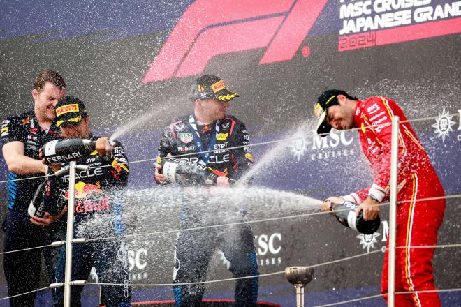 Carlos Sainz celebra el podio en el GP de Japón junto a Verstappen y Pérez (Cordon Press)