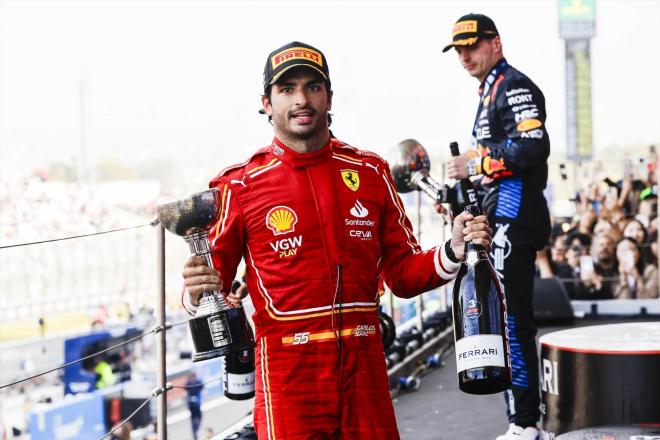 Carlos Sainz con el premio por su podio en Japón (Foto: Europa Press)