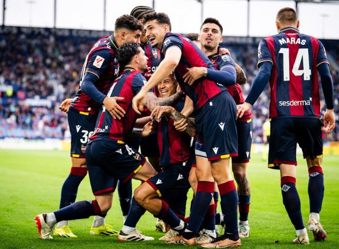 La alegría del Levante tras el gol de Roger Brugué que supuso el provisional 1-0 ante el Zaragoza (Foto: LUD)