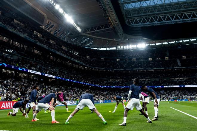 Calentamiento del Real Madrid en el Santiago Bernabéu (FOTO: Cordón Press).