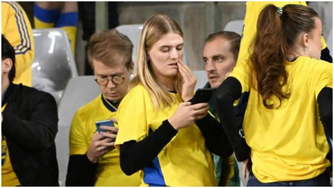 Aficionados de la selección de Suecia tras un atentado del Estado Islámico (foto: Cordon Press).