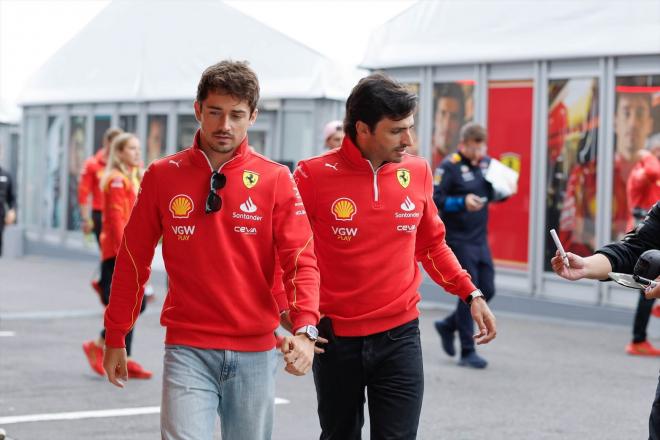 Carlos Sainz y Charles Leclerc, en el paddock (Europa Press)