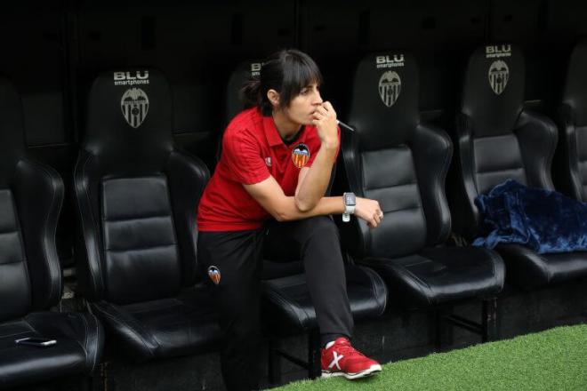 Carolina Miranda fue la primera mujer entrenadora en sentarse en el banquillo de Mestalla (Foto: VCF FEMENINO).