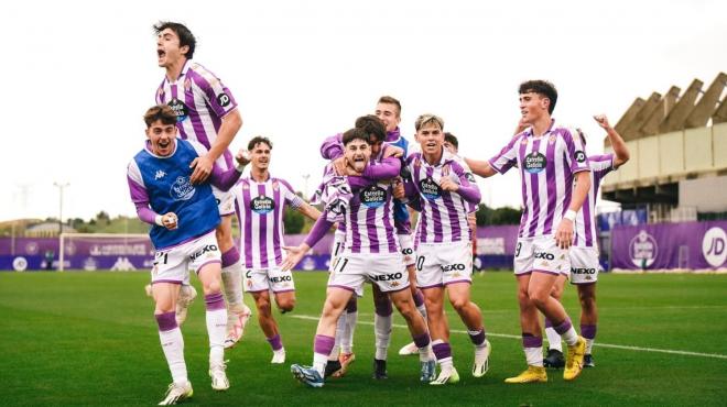 Los jugadores del Promesas celebran un gol a la Gimnástica de Torrelavega (Foto: Real Valladolid).