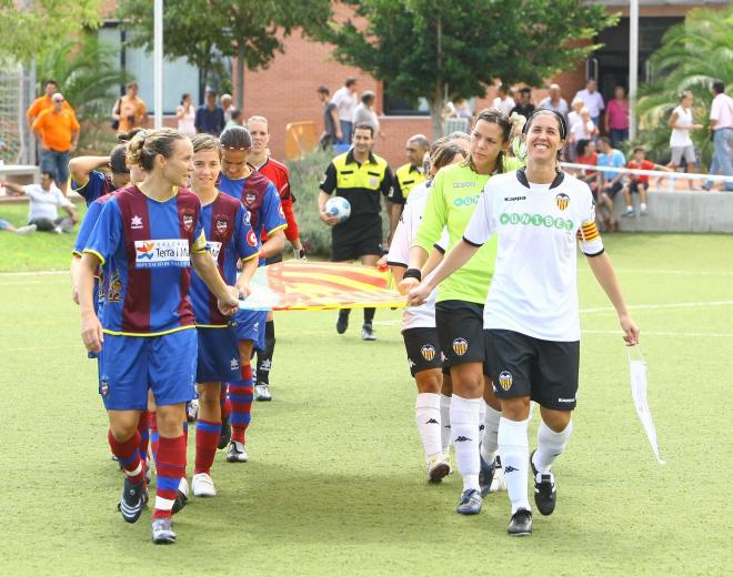 El primer partido oficial blanquinegro fue un Valencia-Levante en Tarongers (Foto: VCF FEMENINO).