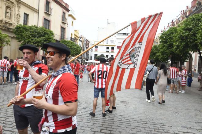 Aficionados del Athletic dan cuenta de los bares de Sevilla (Foto: Kiko Hurtado).