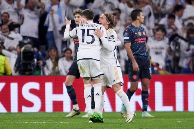 Fede Valverde celebrando el gol con Luka Modric (Foto: Cordon Press)