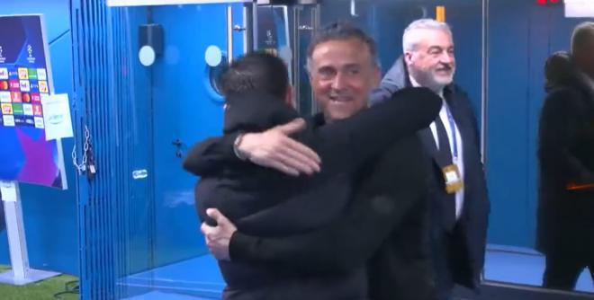El abrazo entre Xavi y Luis Enrique antes del PSG - Barça