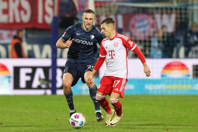 Bryan Zaragoza disputando unos minutos con el Bayern de Múnich (Europa Press)