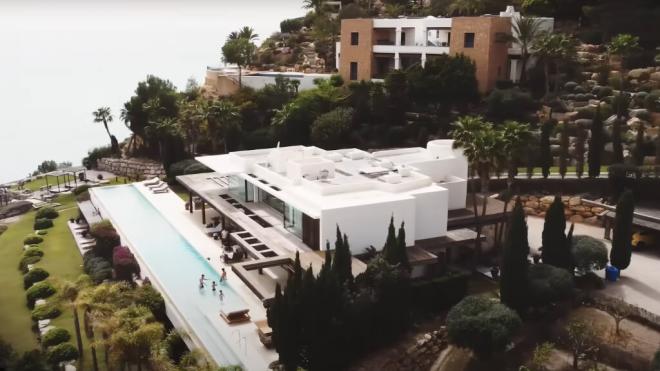 La casa de Ibiza donde se ha hospedado Aleix Espargaró (Foto: YouTube de Aleix).