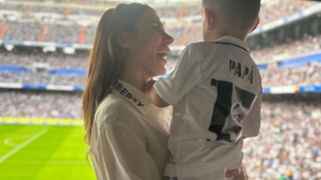 Mina Bonino y su hijo Beni en el Santiago Bernabéu (Foto: @minabonino)