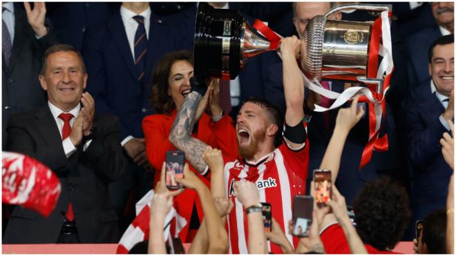 El capitán del Athletic Club, Iker Muniain, levanta el título de campeón de Copa del Rey 2024 (foto: EFE).