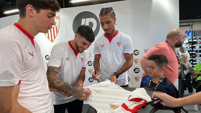 Juanlu, Isaac y Badé, firmando una camiseta (Foto: Kiko Hurtado).