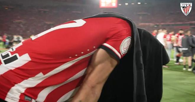 Yuri Berchiche se tapa con una toalla en el penalti decisivo. (Foto: Athletic Club)
