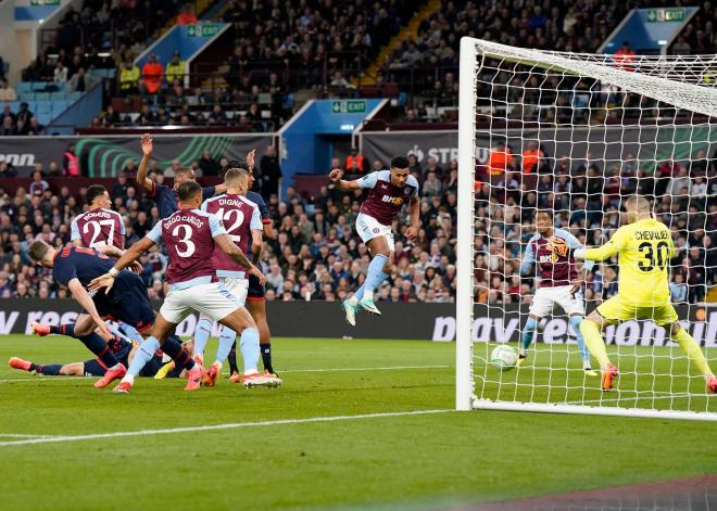 Gol de Ollie Watkins en el Aston Villa-Lille (FOTO: Cordón Press).