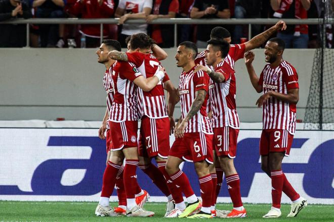 Los jugadores del Olympiacos celebran uno de los goles ante el Fenerbahce (FOTO: EFE).