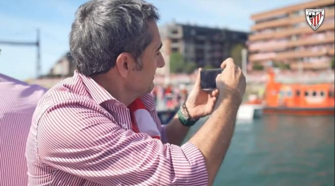 El entrenador, Ernesto Valverde, hace fotografías para su archivo personal desde la Gabarra Athletic.