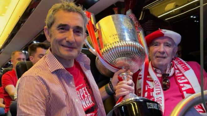 Ernesto Valverde, junto a José Ángel Iribar, en el autobús con la Copa de 2024 (Foto: Athletic Club).