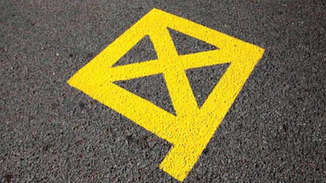 Qué significa esta señal amarilla pintada sobre el asfalto