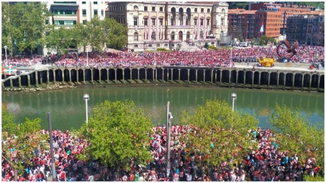 Bilbao espera a La Gabarra con los jugadores del Athletic Club (foto ElDesmarque).