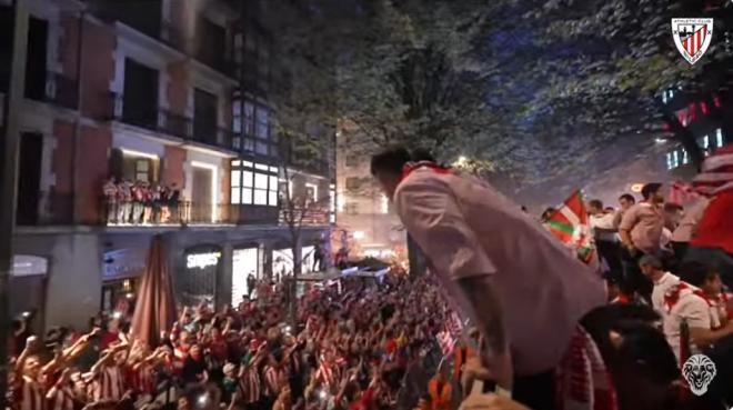 Los jugadores rojiblancos saludan a la afición del Athletic Club, desde el autobús, en una abarrotada Gran Vía de Bilbao.