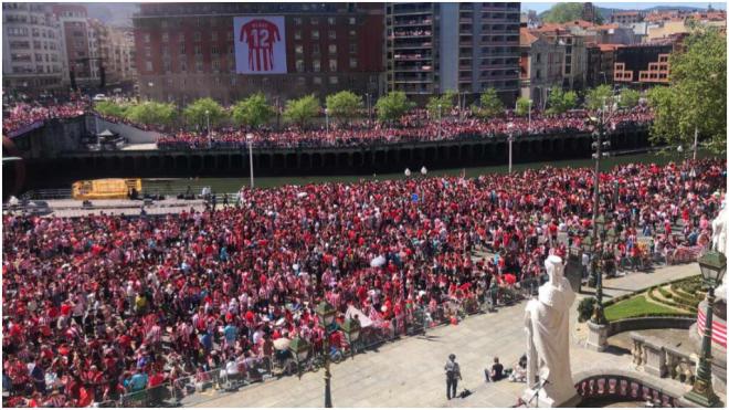 Vista desde el Balcón del Ayuntamiento de Bilbao la celebración de la Gabarra.