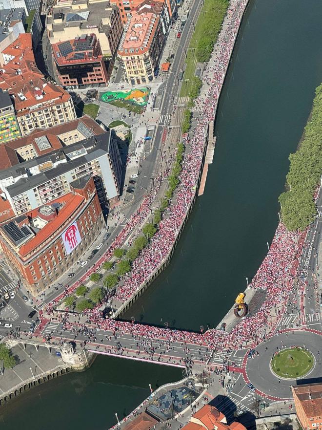 La ría de Bilbao teñida de rojiblanco a varias horas de la llegada de la Gabarra. (Foto: WhatsApp)
