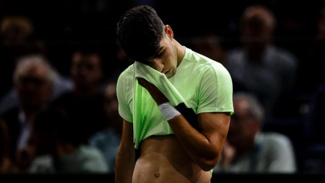 Carlos Alcaraz, en su debut con derrota en París (Foto: Cordon Press).