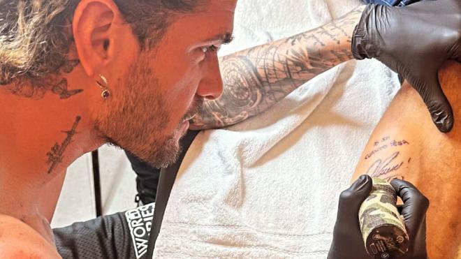 Rodrigo De Paul, tatuando.