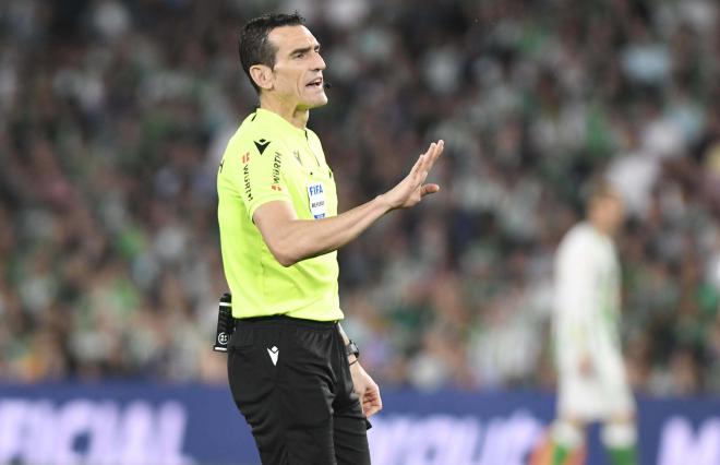 Juan Martínez Munuera, en el Betis - Celta (Foto: Kiko Hurtado).