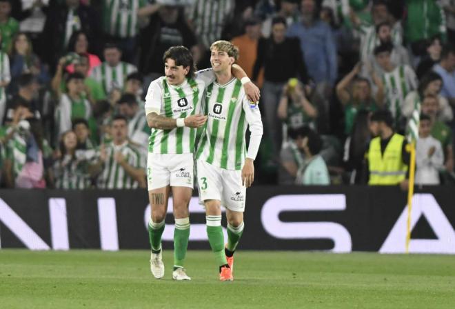 Bellerín y Miranda celebran el primer gol (foto: Kiko Hurtado).