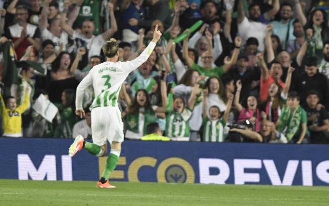 Juan Miranda celebra un gol con el Real Betis (Foto: Kiko Hurtado).