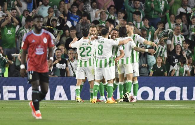 La plantilla celebra el 1-0 contra el Celta de Vigo (Foto: Kiko Hurtado)