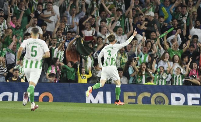 Juan Miranda celebra su gol contra el Celta de Vigo (Foto: Kiko Hurtado)