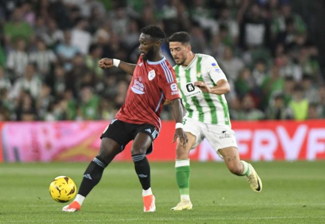 Jonathan Bamba juega ante Fornals en el Betis - Celta (Foto: Kiko Hurtado).