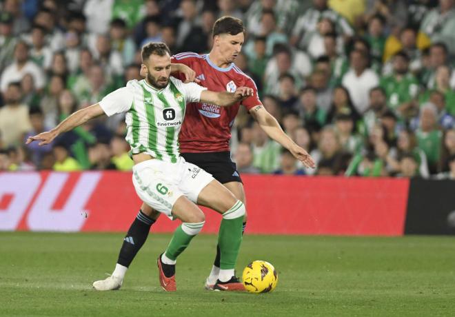 Tadeo Allende presiona a Pezzella en el Betis - Celta (Foto: Kiko Hurtado).