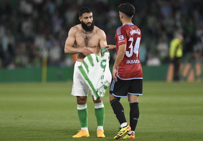 Nabil Fekir intercambia camisetas con Damián Rodríguez (Foto: Kiko Hurtado).