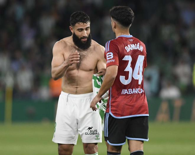 Damián Rodríguez intercambia camisetas con Nabil Fekir tras el Betis - Celta (Foto: Kiko Hurtado)