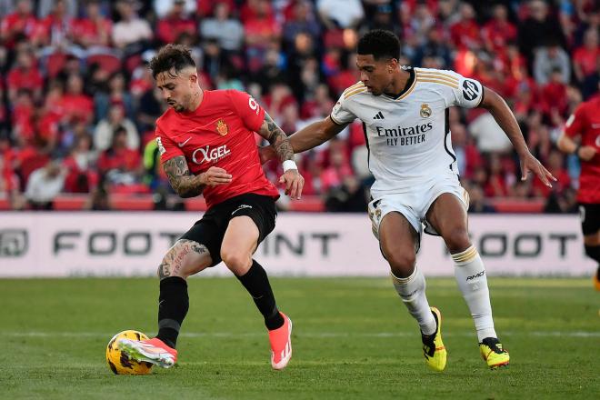 Pablo Maffeo protege un balón ante Jude Bellingham (Foto: EFE).