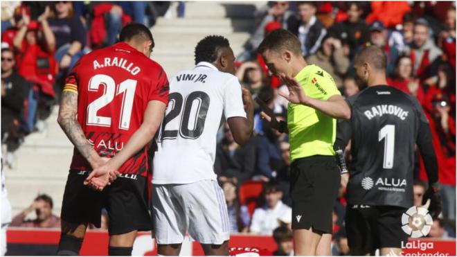 Vinicius Jr no acabó contento con la actuación arbitral del último Mallorca-Real Madrid (foto: L